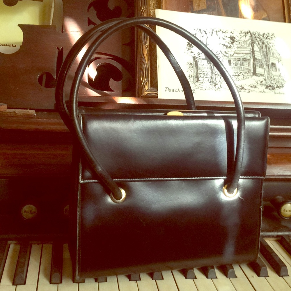 Classic style purse - vintage leather handbag
